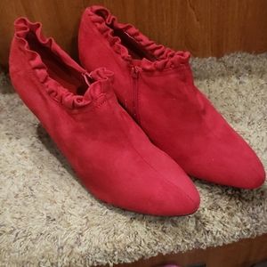 Ladies Covington Red Ruffled Bootie in 8.5-B/M